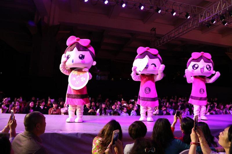 “小芬”熱場，跟觀眾互動