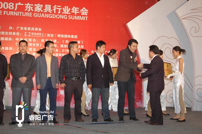 企業(yè)為什么有必要策劃年度表彰大會(huì)？該如何策